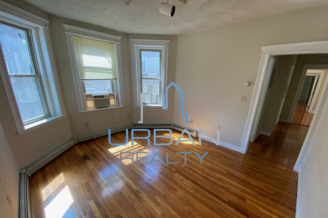 LIVING ROOM - **SEPT 1/2025**  ONE BEDROOM WITH PARKING ON CORNER OF COMM AVE & COLBORNE RD** Condo
