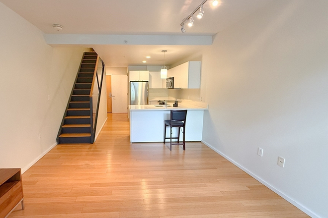 . - HUGE 1 Bed+Den/1.5 Bath w/ LAUNDRY IN UNIT!! Avail. NOW!! Heat&Hot Water Included! Parking avai