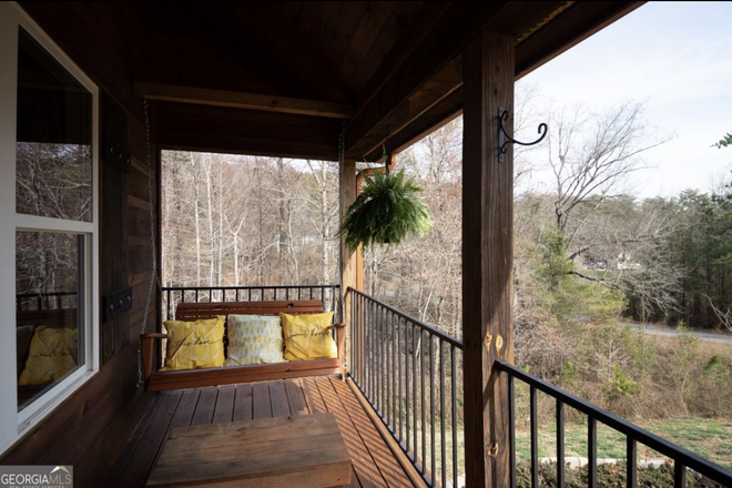 Porch - Quiet Cabin just 15 minutes from campus House