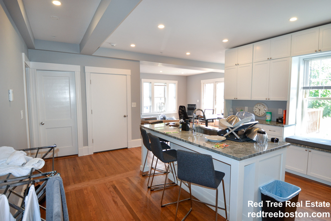 ... - BRIGHT and MODERN 4 BED with IN-UNIT LAUNDRY Townhome