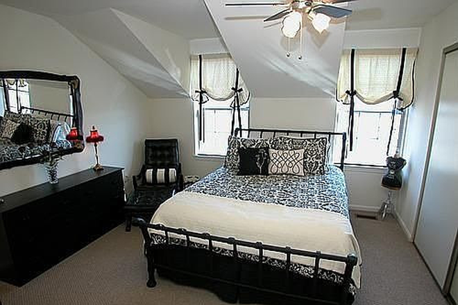 Bedroom for rent - Room for Rent in  Quiet Townhome Parks Shopping Close by, 20 min from downtown Baltimore