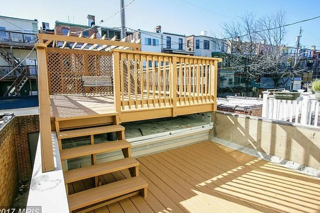 Patio - Room in 6-bedroom house close to JHMI stop