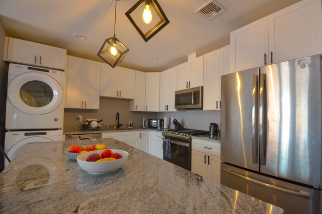 Kitchen - 3 bed/2 bath at 21 Euclid Ave Apartments