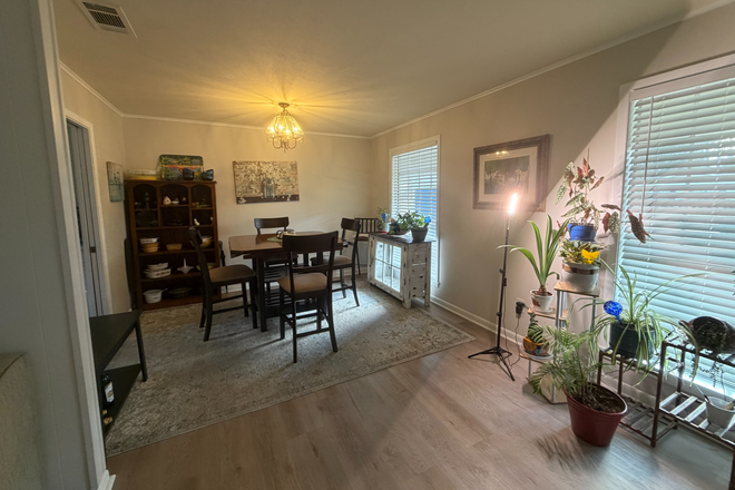 dining room / den - Great House / Great Neighborhood / Great Landlords