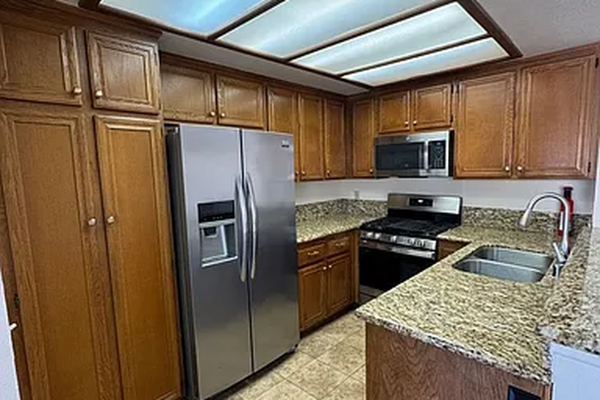 KITCHEN - 9 month 15 min bike Trail $890 SharedTownhouse Male