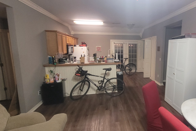 Living room and kitchen - Townhouse near campus