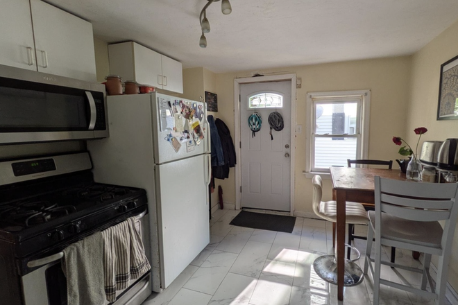 kitchen - *NO BROKERS FEE!* 2 Bed / 1 Bath near campus w/ LAUNDRY IN UNIT! Avail. 9/1/26! Apartments