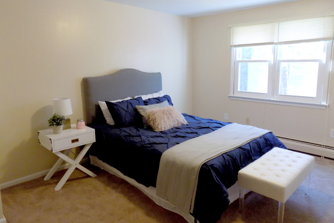 Bedroom - Colonial Townhouse Apartments