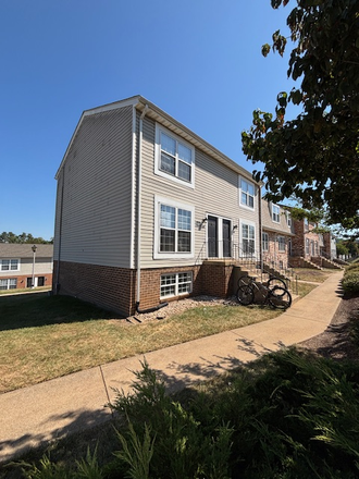 1441 Devon, Unit A. Great location! - Room w/ private bath in Townhouse at Squire Hill - First month FREE rent