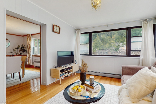 living room - Beautiful single family home in Newton