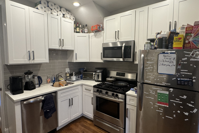 LIVING - BEAUTIFUL 4 BED/2 BATH AVAIL. 1/1/26! ONLY HALF BROKER FEE! Apartments