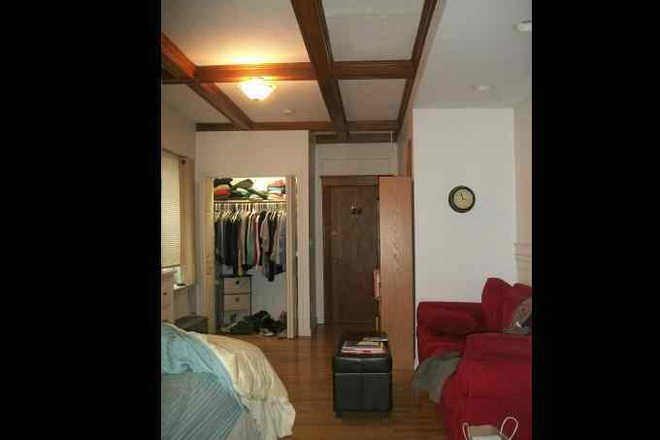 living - fantastic location! charming, renovated, spacious studio Apartments