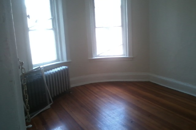 Hub Realty - Front facing one bedroom in handy location on Green line T, in Allston Apartments