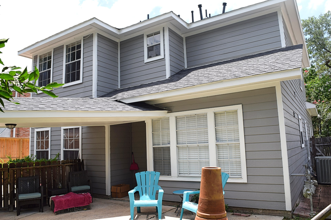 Back of unit. - Duplex / Apartment - Great Location (Rice U, Medical Center, Rice Village)