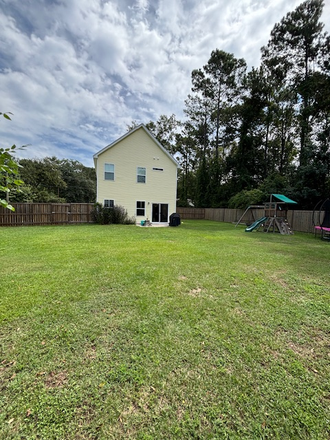 Backyard 2 - 3 BR 2.5 Bath right off the connector House