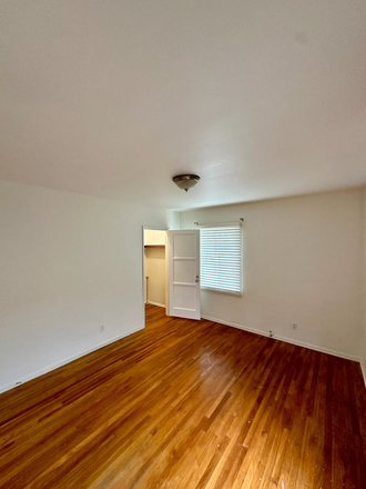 Corner Bedroom - Bedroom Available for Rent in Shared House