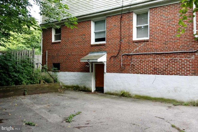 Backyard with steps to sideyard - Large 6 Bedroom 3 Bathroom Home - 7 minutes to Loyola, 5 Minutes to Towson
