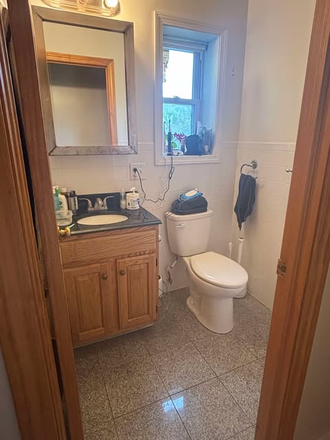 Bathroom - 4 BD 2 BA ROXBURY/FORT HILL NEAR ORANGE LINE 20 MIN FROM NORTHEASTERN Apartments