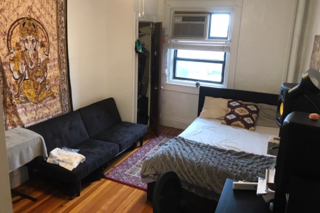 Call call or text Arezou at 617-584-7817 - STUDIO IN AN AMAZING LOCATION! CLOSE TO SO MANY SCHOOLS! ELEVATOR & CONCIERGE&nbsp;! Apartments