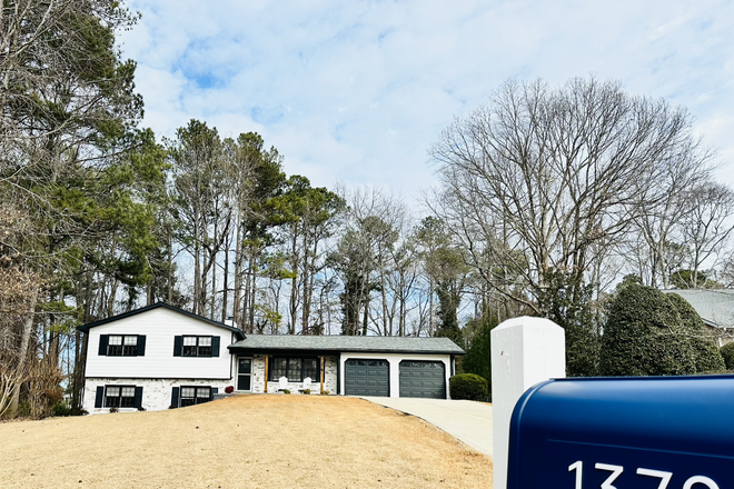 Building Front w/ Mailbox - Private, Fully Furnished Suite - Private kitchen, washer, wifi + more!