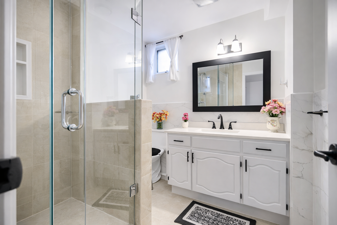 Private Bathroom - (FOR FEMALE STUDENT) Private room for rent in a shared house at Milton St