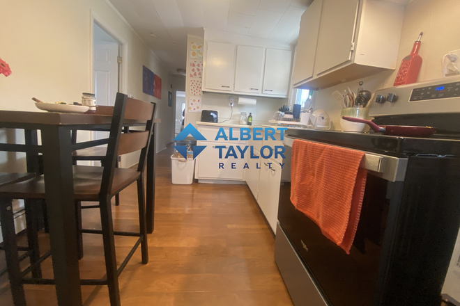 Kitchen - CHEAP 2-bed split near green line!! Budget Buster!!