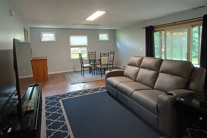 Great Room - 4 BR House - $4350/semester per student:  Walk to Campus!  926 Cedar Dr. Signing now for 27-28