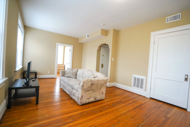 Living Room - 900 Eastgate Ave. #1N Apartments