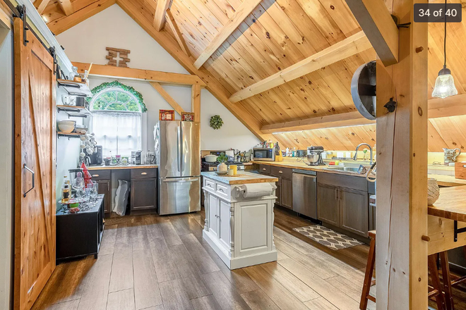 Kitchen - The Columns - Waterfront Property close to campus Apartments
