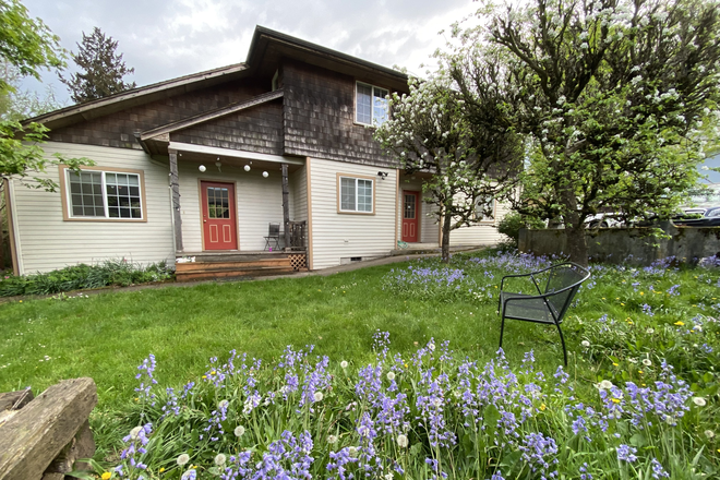 view of house from the yard - Large modern 4-bedroom house 2 blocks from UO needs tenants