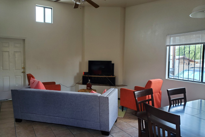 Livingroom - Awesome 6 bedroom 4 bath home - 1/2 block from Banner/UMC