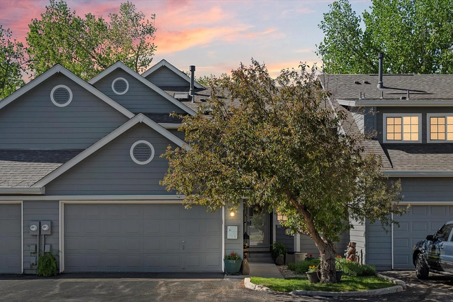 Front Exterior - 3 Bedroom Townhouse in quiet neighborhood 20 minute drive from DU