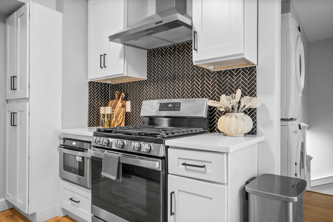 Call NOW for showings! 617-236-8600 - DICKSON ST - *NO FEE* HUGE 2 FLR 7BR BY TUFTS FOR *6/1/2027* W/ 3 BATH, DECK, W/D IN UNIT, YARD, A/C Apartments