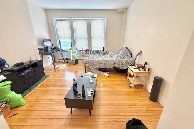 Bedroom - AVAIL 6/1 or 9/1! Sunny Apartments in Harvard Ave Station, Hot Water & Water, NO FEE!!