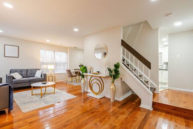 Lounge Room/Dining Area (1st floor) - Cozy Shared Fully Furnished Townhouse in Lanham