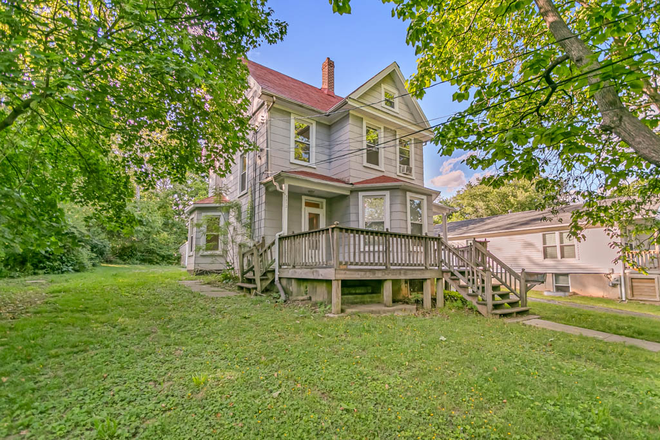 Street view - 6 bedroom, 3 bath house in Berwyn.  Walk to campus!