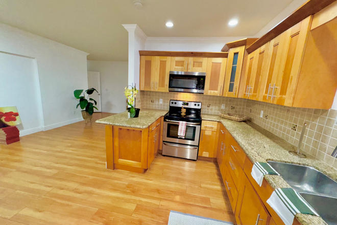 Full Kitchen (but I am stating the obvious lol)… - Near UM Campus Private Guest Quarters House