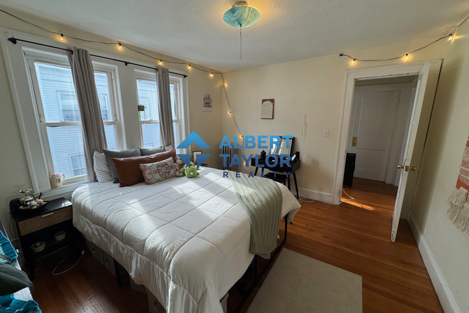 Bedroom #1 - Charming 3-Bed in Brighton!! Great for Post-grad!! Apartments