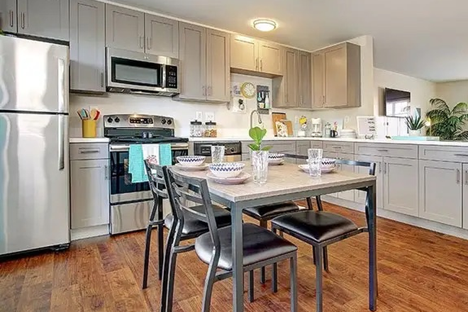 Kitchen - Private 1b1b in a 3b3.5b apartment at Lark Townhomes