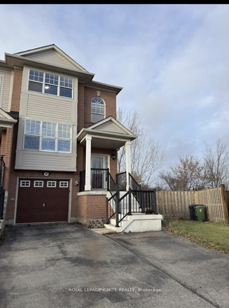 Front - Beautiful 3 bedroom townhouse utilities included to rent near UTSC/Centennial college