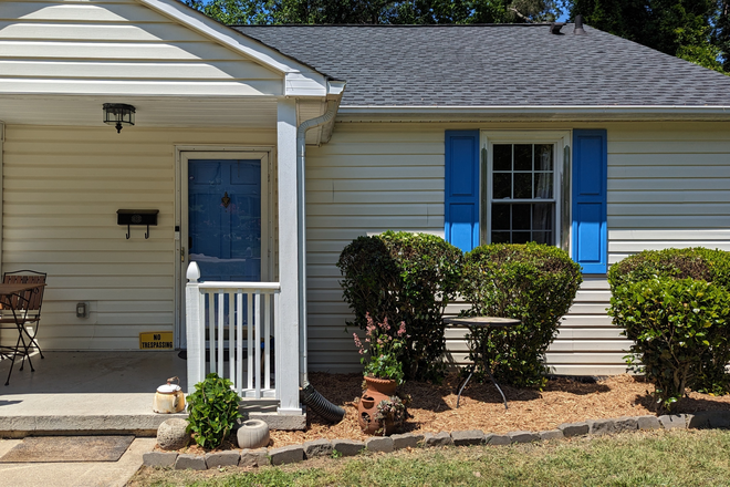 Front of house - 2BR/2BA with back yard near Centennial House