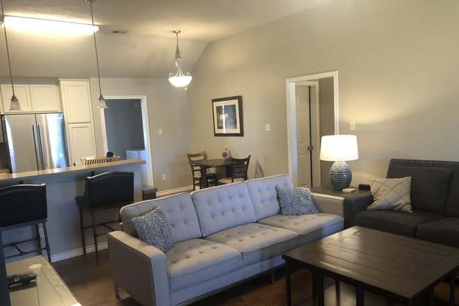 Living Room - Looking for Roommate, Spring 2026, Close to Campus and Bus Route House