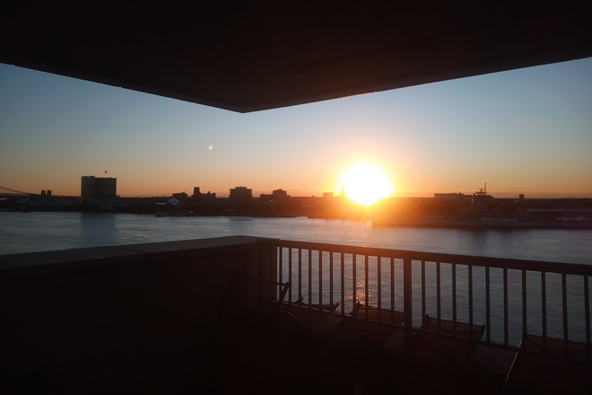 River Sunrise - Bedroom in Waterfront Condo, beautiful views on the Delaware River