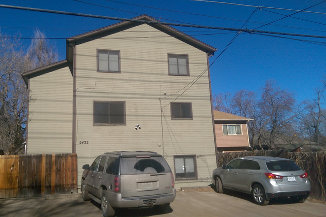 Alley - 2432 Pine st   Available now, 6 bedroom 3 bath home, Zoned for 5 occupancy.