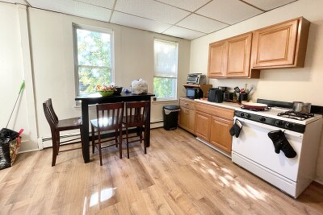 kitchen - Convenient Mission Hill 3 Bed | Laundry in Building | Eat in Kitchen Apartments