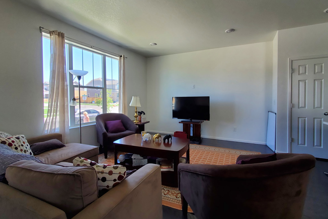 Living area - Private bedroom/shared bath 10 minutes from Anschutz Campus Duplex