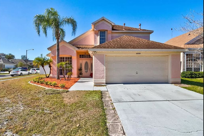 Front - Great location! Nearby to UCF House