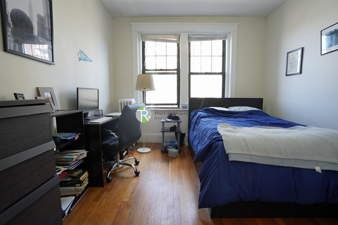 1 - June 2026 – Spacious Central Square 3 Bed • Heat & Hot Water Included • No Fee Apartments