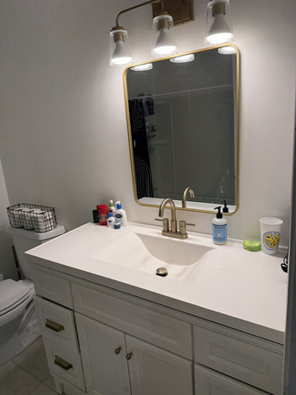 Full Bath - 2BR Condo a short walk from Hospital & College of Dentistry