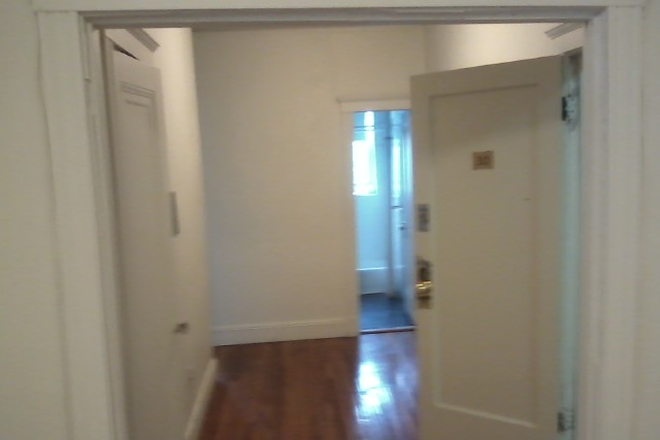 hubrealtyproperties.com - Huge front facing 3 bedroom split with dishwasher, on Boston College shuttle bus Apartments